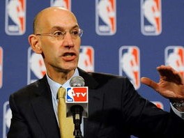 这是一个很有话题性的选题。在NBA的老板圈子里，有钱和舍得花钱是两码事。快船老板史蒂夫·鲍尔默和湖人老板珍妮·巴斯，代表了两种截然不同的财富模式