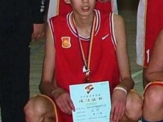 周琦几岁，从少年天才到中国男篮支柱的成长轨迹