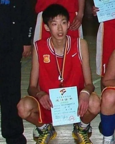 周琦几岁,从少年天才到中国男篮支柱的成长轨迹 周琦几岁,从少年天才到中国男篮支柱的成长轨迹